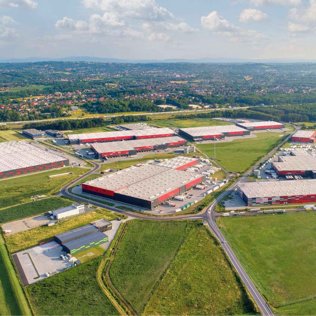 Wolnostojący budynek magazynowy Omida Solutions w Gdańsk Kowale Distribution Centre – 18 000 m² powierzchni magazynowej i 588 m² biurowej po konsolidacji spółki.